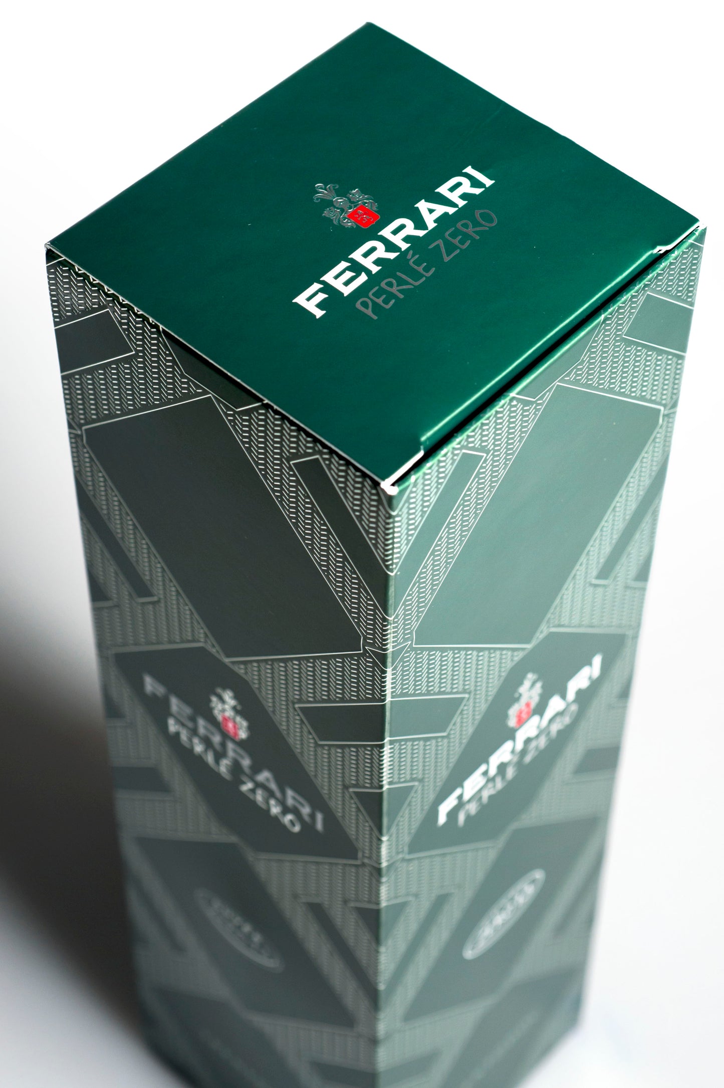 フェッラーリ・ペルレ・ゼロ （ギフトボックス入り）- FERRARI（トレンティーノ）750ml x １本